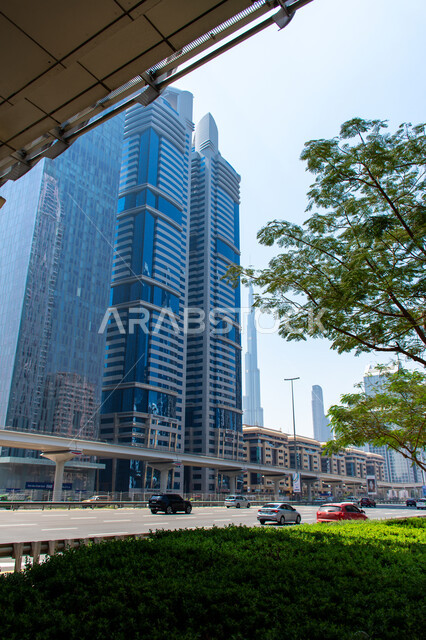 النمو والتطور العمراني في البناء والطرقات للمدينة العصرية في الامارات, التصاميم الهندسية المبتكرة للأبراج وناطحات السحاب في شارع الشيخ زايد بدبي, الفن المعماري للمباني الشامخة والفنادق ذات الطوابق العالية, أماكن لجذب السياح من حول العالم