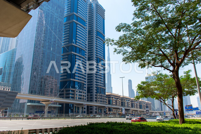 أماكن لجذب السياح في الامارات، النهضة العمرانية في البناء والطرقات للمدينة العصرية, التصاميم الهندسية المبتكرة للأبراج وناطحات السحاب في شارع الشيخ زايد بدبي, الفن المعماري للمباني الشامخة والفنادق ذات الطوابق العالية
