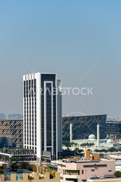 التصميم الهندسي البديع لمبنى فندق روڤ الفاخر بمدينة دبي، فنادق ومنتجعات سياحية في الامارات، الفن المعماري في بناء الأبراج وناطحات السحاب, الواجهة الزجاجية الحديثة للبناء, أماكن إقامة السياح والزوار من حول العالم