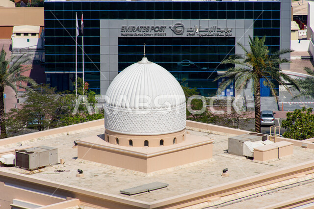 بناء المساجد على الطراز الاسلامي القديم, صورة مقربة لقبة مسجد في مدينة دبي بالامارات العربية المتحدة, الحفاظ على التراث المعماري الخليجي, أماكن أداء العبادات والصلوات