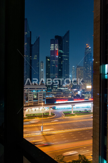 التطور في بناء الأبراج وناطحات السحاب, المباني الشاهقة المضيئة في الليل في شارع الشيخ زايد بمدينة دبي بالإمارات العربية المتحدة, التصاميم الهندسية البديعة للفنادق والعمارات العالية, النهضة العمرانية الكبيرة في الإمارة