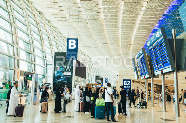 تقديم وتوفير التسهيلات والخدمات للمغادرين والقادمين في مطار الملك عبد العزيز في مدينة جده، صالات استقبال المسافرين، الفن الهندسي والديكور الداخلي لمطار جده الدولي في المملكة العربية السعودية، شاشات الكترونية ارشادية لمعرفة وتحديد مواعيد رحلات السفر الجويه