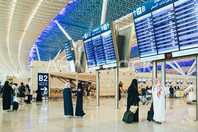 تقديم وتوفير التسهيلات والخدمات للمغادرين والقادمين في مطار الملك عبد العزيز في مدينة جده، صالات استقبال المسافرين، الفن الهندسي والديكور الداخلي لمطار جده الدولي في المملكة العربية السعودية، شاشات الكترونية ارشادية لمعرفة وتحديد مواعيد رحلات السفر الجويه