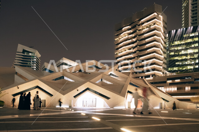 جامع مركز الملك عبدالله المالي ( كافد ) في مدينة الرياض المضيء ليلا، مركز اقتصادي متميز في المملكة العربية السعودية، معالم سياحية المشهورة، الفن الهندسي المعماري على الطراز الحديث، مفهوم العبادة والتقرب الى الله