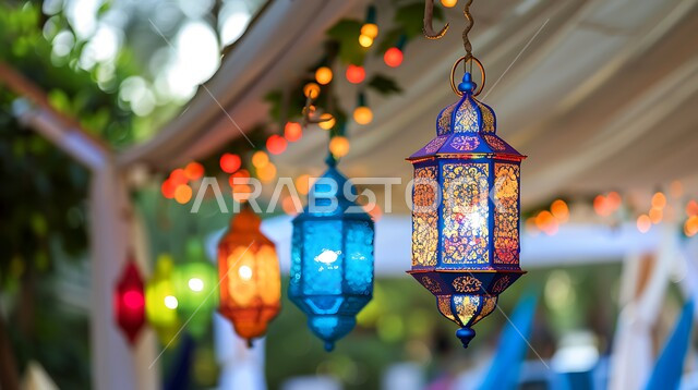 أنوار و زينة شهر رمضان المبارك, مجموعة من الفوانيس العربية التقليدية الملونة المضيئة, تحف و اكسسوارات مميزة للاحتفال بقدوم شهر الخير, المصابيح المعدنية المعلقة في الأجواء الرمضانية الروحانية
