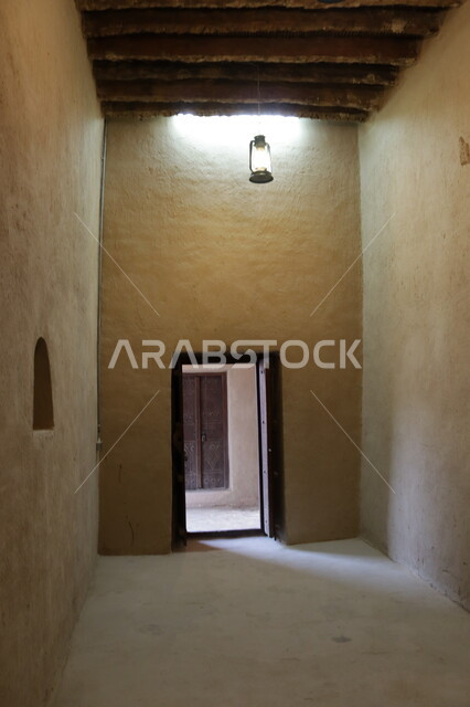 معالم أبو ظبي المشهورة، الفن الهندسي المعماري على الطراز القديم, قلعلة الجاهلي في مدينة العين، الحصون والقلاع الحربية المشيدة,أماكن استقطاب السياح في الإمارات العربية المتحدة