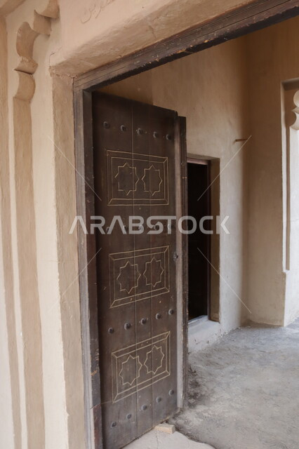 تفاصيل قلعلة الجاهلي في مدينة العين، الفن الهندسي المعماري على الطراز القديم, معالم أبو ظبي المشهورة، الحصون والقلاع الحربية المشيدة,أماكن استقطاب السياح في الإمارات العربية المتحدة