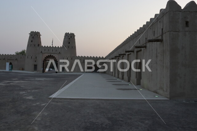 معالم وأماكن سياحية مشهورة في الامارات العربية المتحدة، المباني الطينية المشيدة على الطراز القديم, التصاميم الهندسية الإنشائية للحصون والقلاع الأثرية, قلعة الجاهلي العريقة في مدينة العين بأبو ظبي