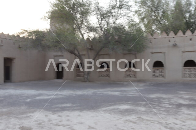 أماكن سياحية مشهورة في الامارات العربية المتحدة، معالم أثرية عريقة في أبو ظبي, الساحة الخارجية لقلعة الجاهلي في مدينة العين, الحصون والقلاع الطينية المشيدة على الطراز القديم