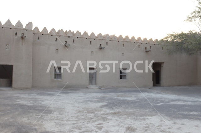 الساحة الخارجية لقلعة الجاهلي في مدينة العين, معالم أثرية عريقة في أبو ظبي, الحصون والقلاع الطينية المشيدة على الطراز القديم, أماكن سياحية مشهورة في الامارات العربية المتحدة