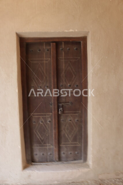 الأبواب الخشبية والتفاصيل المعمارية الداخلية لقلعة الجاهلي في مدينة العين, معالم أثرية عريقة في أبو ظبي, الحصون والقلاع الطينية المشيدة على الطراز القديم, أماكن سياحية مشهورة في الامارات العربية المتحدة