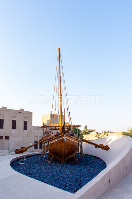 قارب خشبي داخل متحف الشندغه التاريخي، المباني الأثرية في حي خور دبي، معالم أثرية سياحية شهيرة  في دولة الإمارات العربية المتحدة، بيت الشيخ سعيد آل مكتوم
