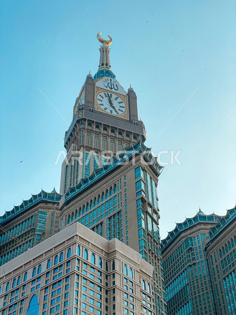 الفن الهندسي المعماري للفنادق والأبراج المطلة على الحرم المكي الشريف في مكة المكرمة، أداء مناسك الحج والعمرة، العبادة والتقرب إلى الله، معالم دينية إسلامية، صورة مقربة لمبنى برج الساعة الملكي بالمملكة العربية السعودية