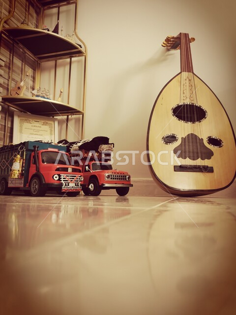 الآلات الوترية الكلاسيكية، آلة العود التراثي الوتري مع شاحنات النقل في متحف لعرض التحف المتميزة، الفنون الموسيقية والفن المسرحي الموسيقي، المواهب الفنية الموسيقية