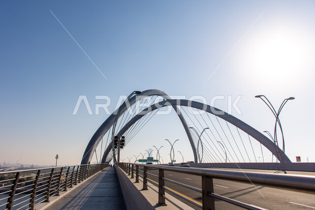 لقطة لجسر إنفينيتي في منطقة ديرة بمدينة دبي بالإمارات العربية المتحدة، البنية التحية في الإمارات، طرق ومواصلات.