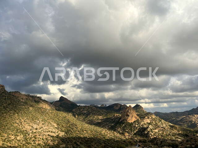 الأماكن الخصبة المليئة بالأشجار، منظر الغيوم البيضاء في السماء، جبال الشفا في مدينة الطائف بالمملكة العربية السعودية، معالم أثرية سياحية، التضاريس والمرتفعات الجبلية