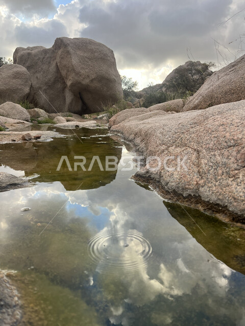 وادي الشفا في مدينة الطائف بالمملكة العربية السعودية، مفهوم تأمل المناظر الطبيعة، المياه الجارية بين الصخور والحجارة في الوديان، منظر الغيوم البيضاء في السماء، معالم أثرية سياحية، التضاريس والمرتفعات الجبلية