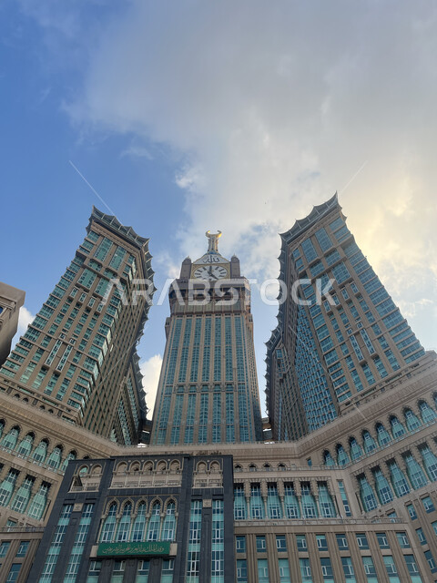 الفن الهندسي المعماري للابراج وناطحات سحاب، معالم دينية اسلامية، صورة مقربة من الأسفل لمبنى برج الساعة في مكة المكرمة، أماكن مشهورة في المملكة العربية السعودية