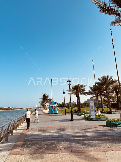 الممرات والأماكن المخصصة للمشي والتجول وممارسة الرياضة على ساحل البحر الاحمر، زراعة أشجار النخيل والنباتات في المدن السياحية, مناطق عائليه ترفيهيه في مدينة جدة في المملكة العربية السعودية