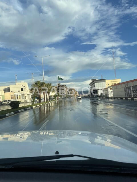 منظر السماء المليئة بالغيوم نهارا، طريق اسفلتي معبد في محافظة تنومة في النهار،  الفن الهندسي المعماري للمباني السكنية في منطقة عسير جنوب غرب المملكة العربية السعودية