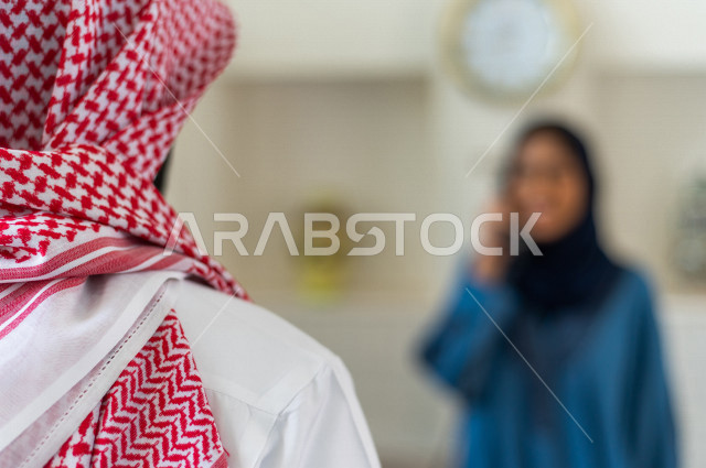 صورة مقربة لموظفة إستقبال خليجية سعودية محجبة مبتسمة تتحدث على الهاتف في الفندق السياحي بإيماءات وجه ويدين مختلفة , سياحة وفندقة , خدمة ومكتب إستقبال العملاء , إجراءات الحجز والإستفسار , سياحة وسفر