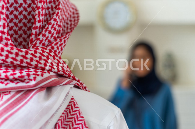 صورة مقربة لموظفة إستقبال خليجية سعودية محجبة مبتسمة تتحدث على الهاتف في الفندق السياحي بإيماءات وجه ويدين مختلفة , سياحة وفندقة , خدمة ومكتب إستقبال العملاء , إجراءات الحجز والإستفسار , سياحة وسفر