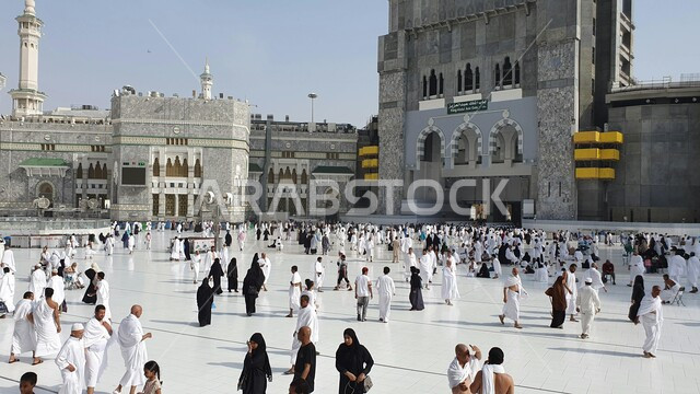 Islamic gatherings from all over the world to perform acts of worship and draw closer to God, pilgrims and performers of Umrah in the outer courtyard of the Holy House of God, architectural art of sacred religious places, religious notes and atmosphere in the Kingdom of Saudi Arabia