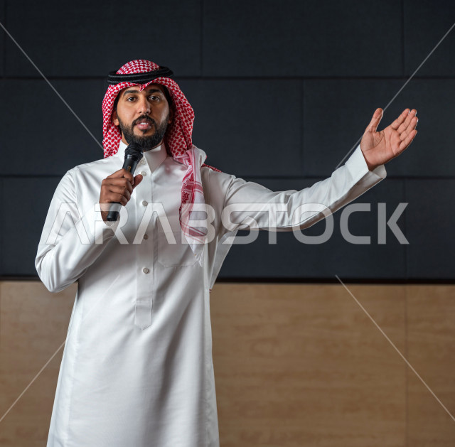 مقدم مسرحي سعودي خليجي على خشبة المسرح ،  تقديم العروضات المسرحية ، القاء الخطابات ، الحوارات و النقاشات ، اداء تمثيلي ، ايماءات وجه و يدين مختلفة ، الفن المسرحي