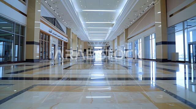 ممر طويل فارغ لشركة مكتبية بديكور راقي، نوافذ وواجهات زجاجية كبيرة، ديكورات راقية وتصميم داخلي على الطراز الحديث، تصاميم عصرية حديثة للشركات السعودية، الفن الهندسي المعماري لمكاتب الأعمال 