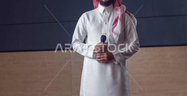 مقدم مسرحي سعودي خليجي على خشبة المسرح ،  تقديم العروضات المسرحية ، القاء الخطابات ، الحوارات و النقاشات ، اداء تمثيلي ، ايماءات وجه و يدين مختلفة ، الفن المسرحي