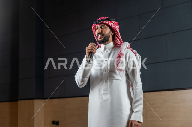 مقدم مسرحي سعودي خليجي على خشبة المسرح ،  تقديم العروضات المسرحية ، القاء الخطابات ، الحوارات و النقاشات ، اداء تمثيلي ، ايماءات وجه و يدين مختلفة ، الفن المسرحي