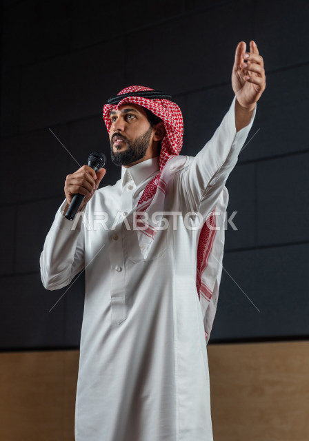 مقدم مسرحي سعودي خليجي على خشبة المسرح ،  تقديم العروضات المسرحية ، القاء الخطابات ، الحوارات و النقاشات ، اداء تمثيلي ، ايماءات وجه و يدين مختلفة ، الفن المسرحي
