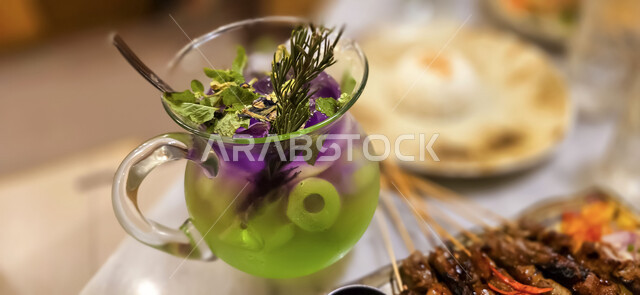 مشاريب صحية ومفيدة ومغذية، كأس من عصير النعناع مع اكليل الجبل والفاكهة الموسمية، عصائر طبيعية باردة لذيذة، مشروبات فواكه منعشة، ثمار ومحاصيل زراعية وطنية محلية سعودية