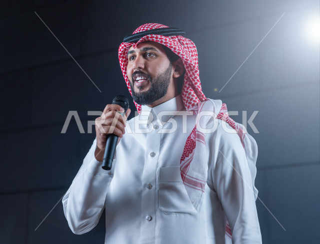 مقدم مسرحي سعودي خليجي على خشبة المسرح ،  تقديم العروضات المسرحية ، القاء الخطابات ، الحوارات و النقاشات ، اداء تمثيلي ، ايماءات وجه و يدين مختلفة ، الفن المسرحي