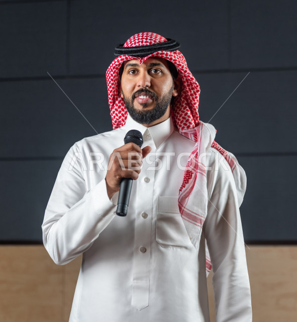 مقدم مسرحي سعودي خليجي على خشبة المسرح ،  تقديم العروضات المسرحية ، القاء الخطابات ، الحوارات و النقاشات ، اداء تمثيلي ، ايماءات وجه و يدين مختلفة ، الفن المسرحي