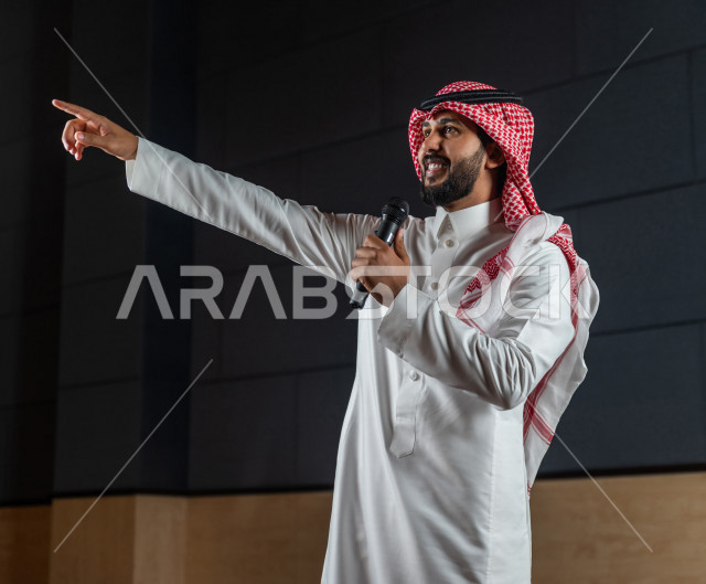 مقدم مسرحي سعودي خليجي على خشبة المسرح ،  تقديم العروضات المسرحية ، القاء الخطابات ، الحوارات و النقاشات ، اداء تمثيلي ، ايماءات وجه و يدين مختلفة ، الفن المسرحي