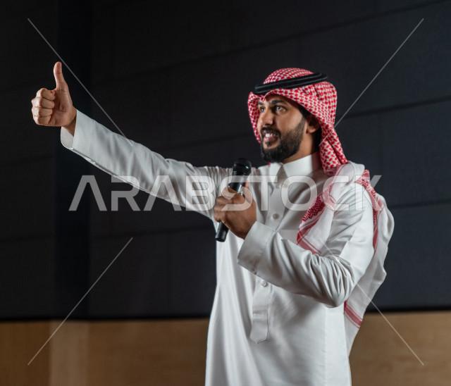 مقدم مسرحي سعودي خليجي على خشبة المسرح ،  تقديم العروضات المسرحية ، القاء الخطابات ، الحوارات و النقاشات ، اداء تمثيلي ، ايماءات وجه و يدين مختلفة ، الفن المسرحي