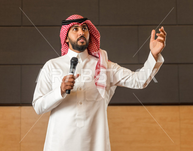 مقدم مسرحي سعودي خليجي على خشبة المسرح ،  تقديم العروضات المسرحية ، القاء الخطابات ، الحوارات و النقاشات ، اداء تمثيلي ، ايماءات وجه و يدين مختلفة ، الفن المسرحي