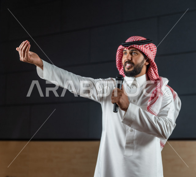 مقدم مسرحي سعودي خليجي على خشبة المسرح ،  تقديم العروضات المسرحية ، القاء الخطابات ، الحوارات و النقاشات ، اداء تمثيلي ، ايماءات وجه و يدين مختلفة ، الفن المسرحي