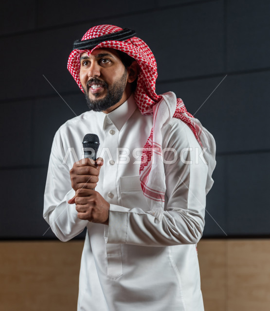 مقدم مسرحي سعودي خليجي على خشبة المسرح ،  تقديم العروضات المسرحية ، القاء الخطابات ، الحوارات و النقاشات ، اداء تمثيلي ، ايماءات وجه و يدين مختلفة ، الفن المسرحي