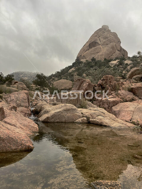 مياه الينابيع الجارية في إحدى وديان الطائف، التشكيلات والتكوينات الطبيعية للصخور والحجارة في وادي الشفا، معالم وأماكن سياحية في السعودية، التضاريس والمرتفعات الجبلية في المملكة، الأجواء الضبابية الغائمة