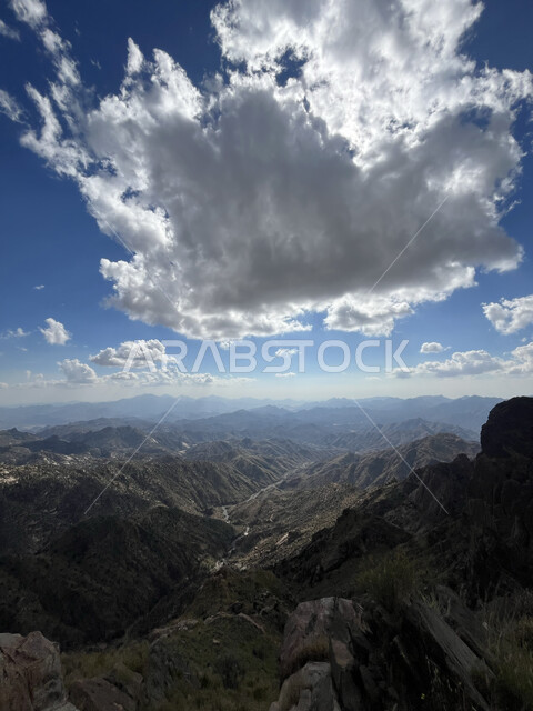 المرتفعات الجبلية في الطائف، منظر الغيوم في سماء قرية الشفا، التكوينات والتشكيلات الطبيعية للصخور والحجارة في الجبال، أماكن ومعالم سياحية في المملكة العربية السعودية