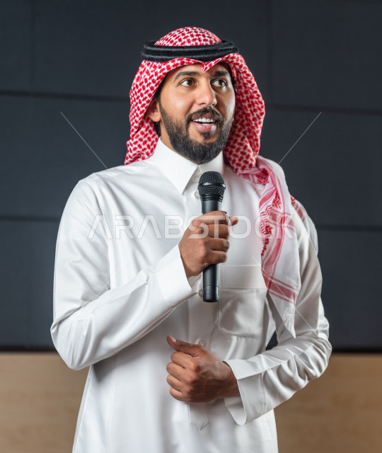 مقدم مسرحي سعودي خليجي على خشبة المسرح ،  تقديم العروضات المسرحية ، القاء الخطابات ، الحوارات و النقاشات ، اداء تمثيلي ، ايماءات وجه و يدين مختلفة ، الفن المسرحي