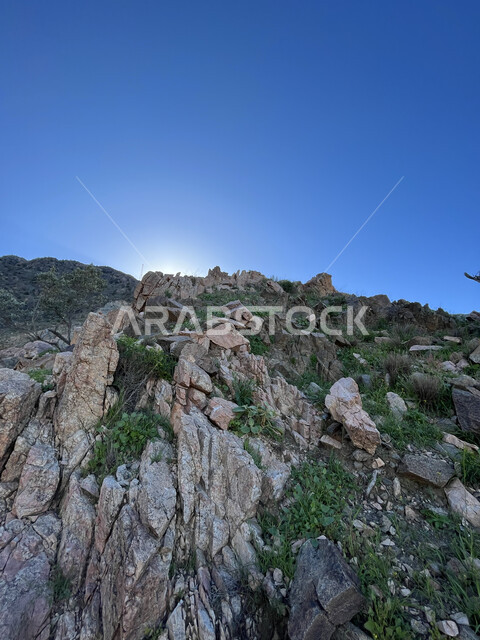 منظر السماء الزرقاء، التضاريس والمرتفعات الجبلية في قرية الشفا، معالم وأماكن سياحية في المملكة العربية السعودية، التكوينات والتشكيلات الطبيعية للصخور والحجارة في جبال الطائف