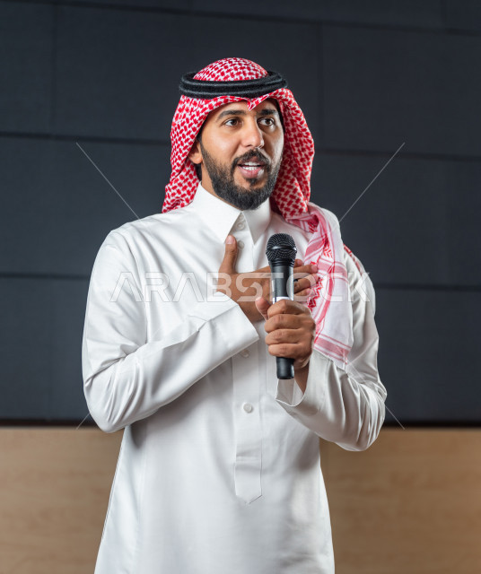 مقدم مسرحي سعودي خليجي على خشبة المسرح ،  تقديم العروضات المسرحية ، القاء الخطابات ، الحوارات و النقاشات ، اداء تمثيلي ، ايماءات وجه و يدين مختلفة ، الفن المسرحي