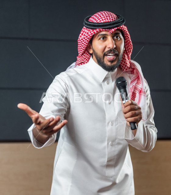مقدم مسرحي سعودي خليجي على خشبة المسرح ،  تقديم العروضات المسرحية ، القاء الخطابات ، الحوارات و النقاشات ، اداء تمثيلي ، ايماءات وجه و يدين مختلفة ، الفن المسرحي