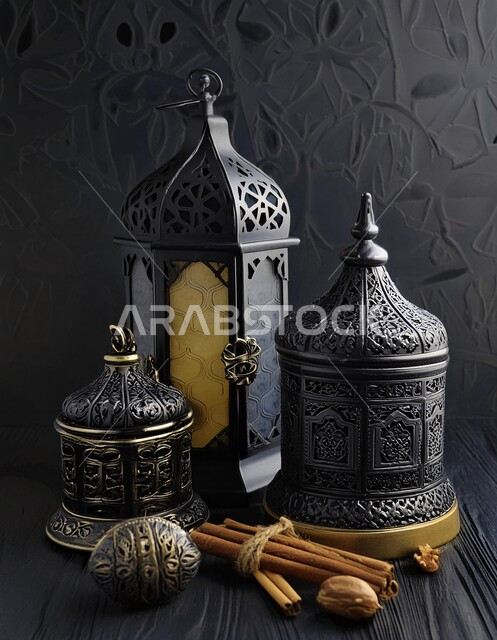 أجواء رمضانية وروحانية إسلامية، زينة وديكورات الاعياد والمناسبات الدينية، فانوس عربي معدني مزخرف مضيء, تحف وفوانيس تقليدية للاحتفال بقدوم شهر رمضان المبارك, خلفية المساجد الاسلامية