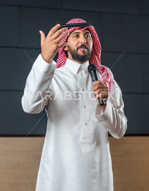 مقدم مسرحي سعودي خليجي على خشبة المسرح ،  تقديم العروضات المسرحية ، القاء الخطابات ، الحوارات و النقاشات ، اداء تمثيلي ، ايماءات وجه و يدين مختلفة ، الفن المسرحي
