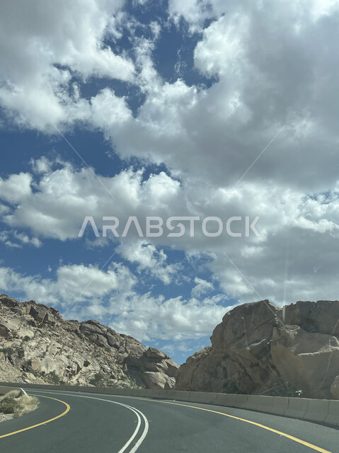 منظر الغيوم البيضاء في السماء، التكوينات والتشكيلات الطبيعية للصخور والحجارة، معالم وأماكن سياحية في السعودية، الطريق السريع لجبال الشفا في مدينة الطائف بالمملكة، الممرات الجبلية والطرقات المعبدة