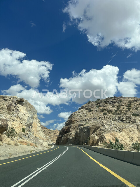 التضاريس والمرتفعات الجبلية، منظر الغيوم البيضاء في السماء، التكوينات والتشكيلات الطبيعية للصخور والحجارة، معالم وأماكن سياحية في السعودية، الطريق السريع لجبال الشفا في مدينة الطائف بالمملكة، الممرات والطرقات المعبدة